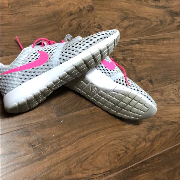 Like new Nike mesh tennis shoes - Picture 2 of 2